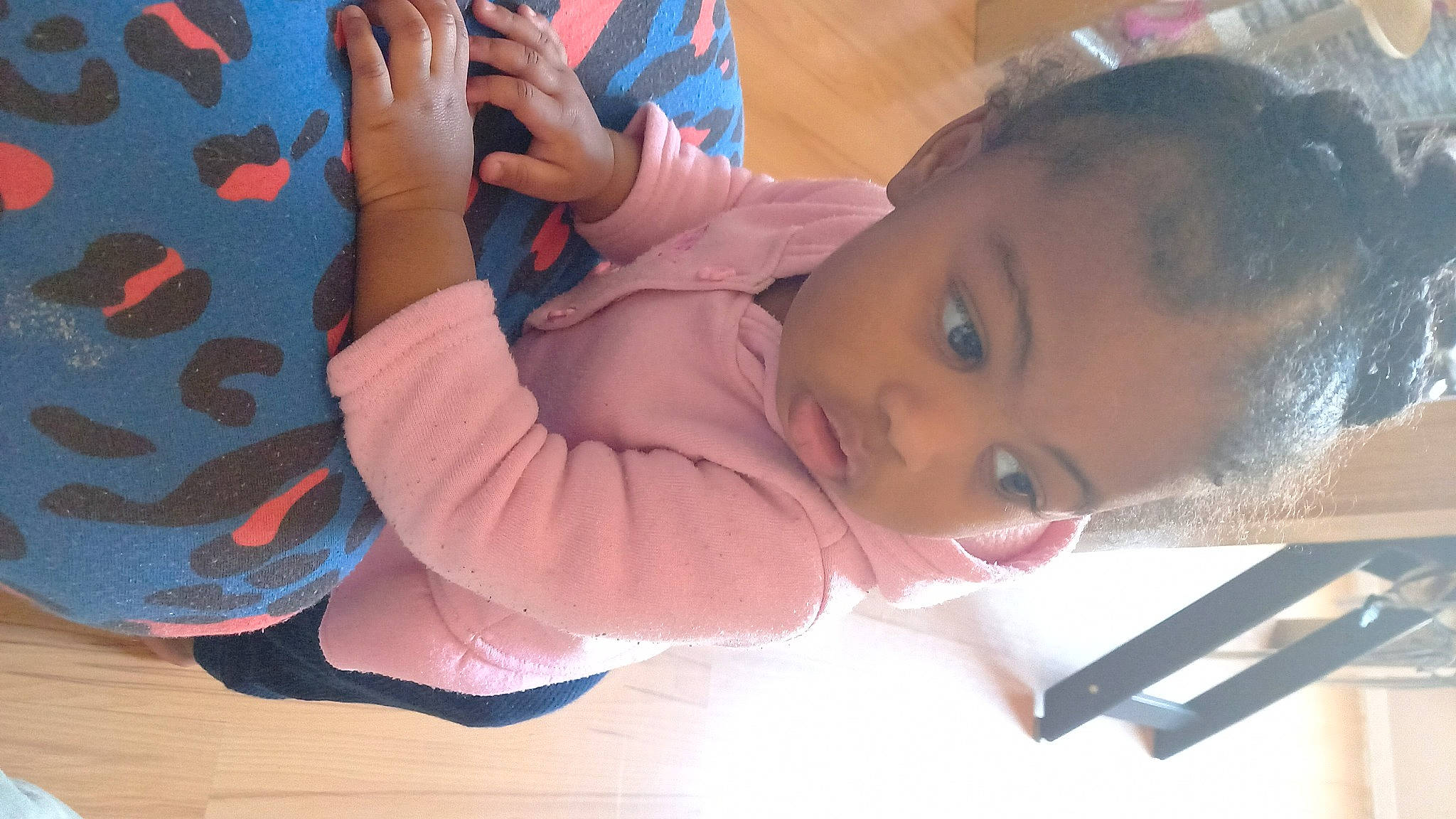 Leyah a rejoint le concours — aidez-le/la à gagner de superbes lots ! black_hair, cheek, child, ear, elbow, eyelash, finger, flooring, fun, gesture, happy, mouth, nail, nose, person, skin, sleeve, thumb, toddler, wood