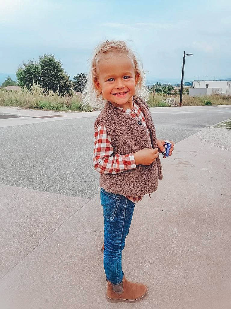 Noah participe au concours pour gagner de l'argent avec cette photo : asphalt, baby_toddler_clothing, denim, electric_blue, fun, happy, joy, landscape, leisure, pattern, person, plaid, plant, recreation, sky, sleeve, smile, street_fashion, toddler, travel