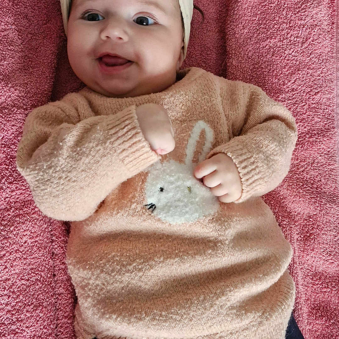 Ambre a rejoint le concours — aidez-le/la à gagner de superbes lots ! baby, blanket, bodypart, bonnet, cap, clothing, face, finger, hand, happy, hat, head, knitwear, newborn, pants, person, photography, portrait, smile, sweater