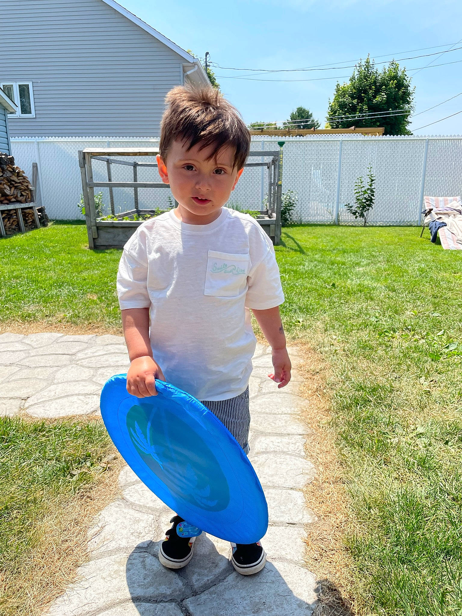 Jake a rejoint le concours — aidez-le/la à gagner de superbes lots ! child, denim, electric_blue, fun, grass, grassland, happy, jeans, knee, leisure, people_in_nature, person, recreation, sandal, shorts, sky, sleeve, t_shirt, toddler, tree