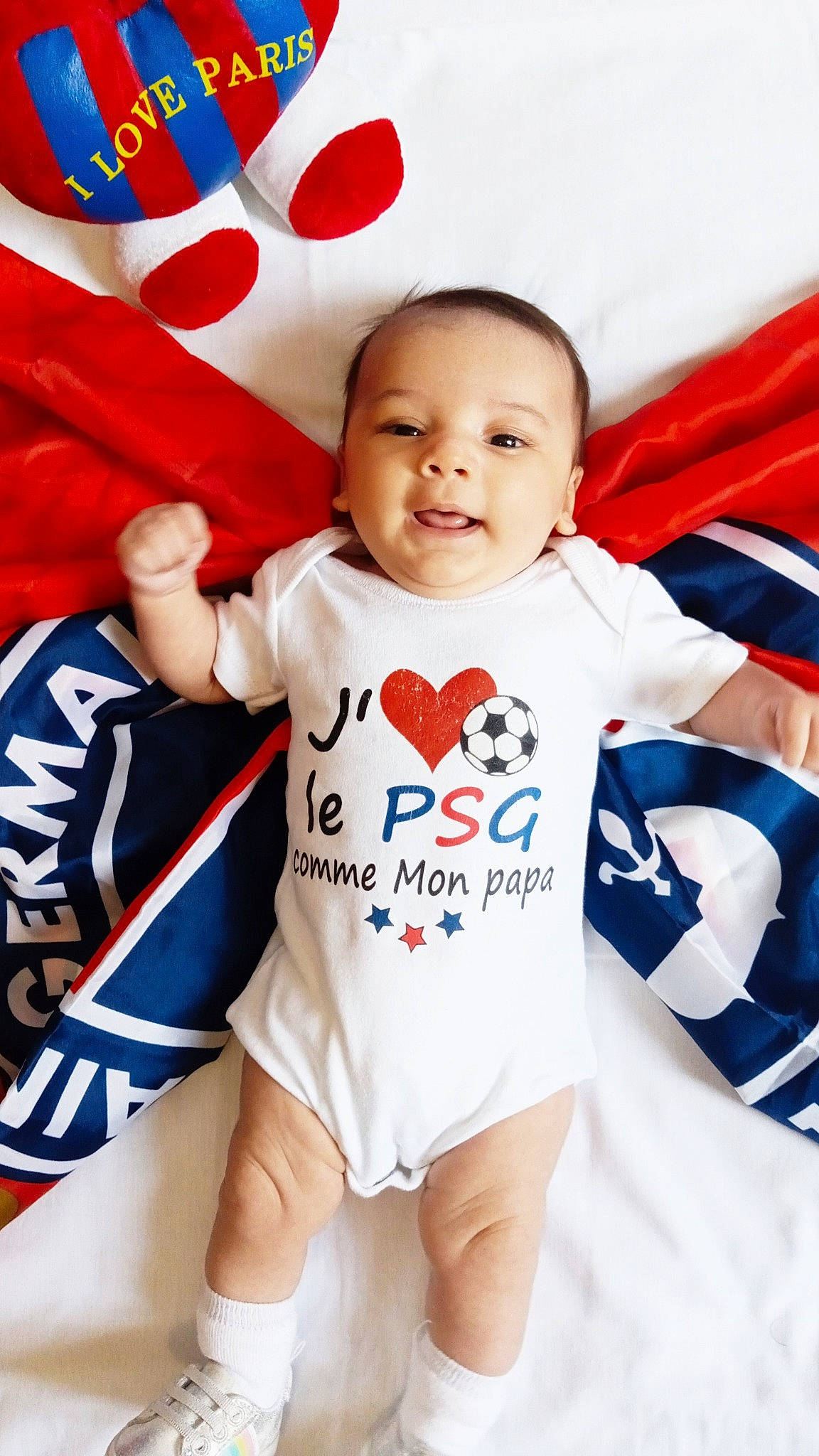 Louise a rejoint le concours — aidez-le/la à gagner de superbes lots ! baby, baby_toddler_clothing, carmine, child, electric_blue, event, facial_expression, finger, fun, gesture, happy, jersey, person, red, skin, sleeve, smile, sportswear, t_shirt, toddler