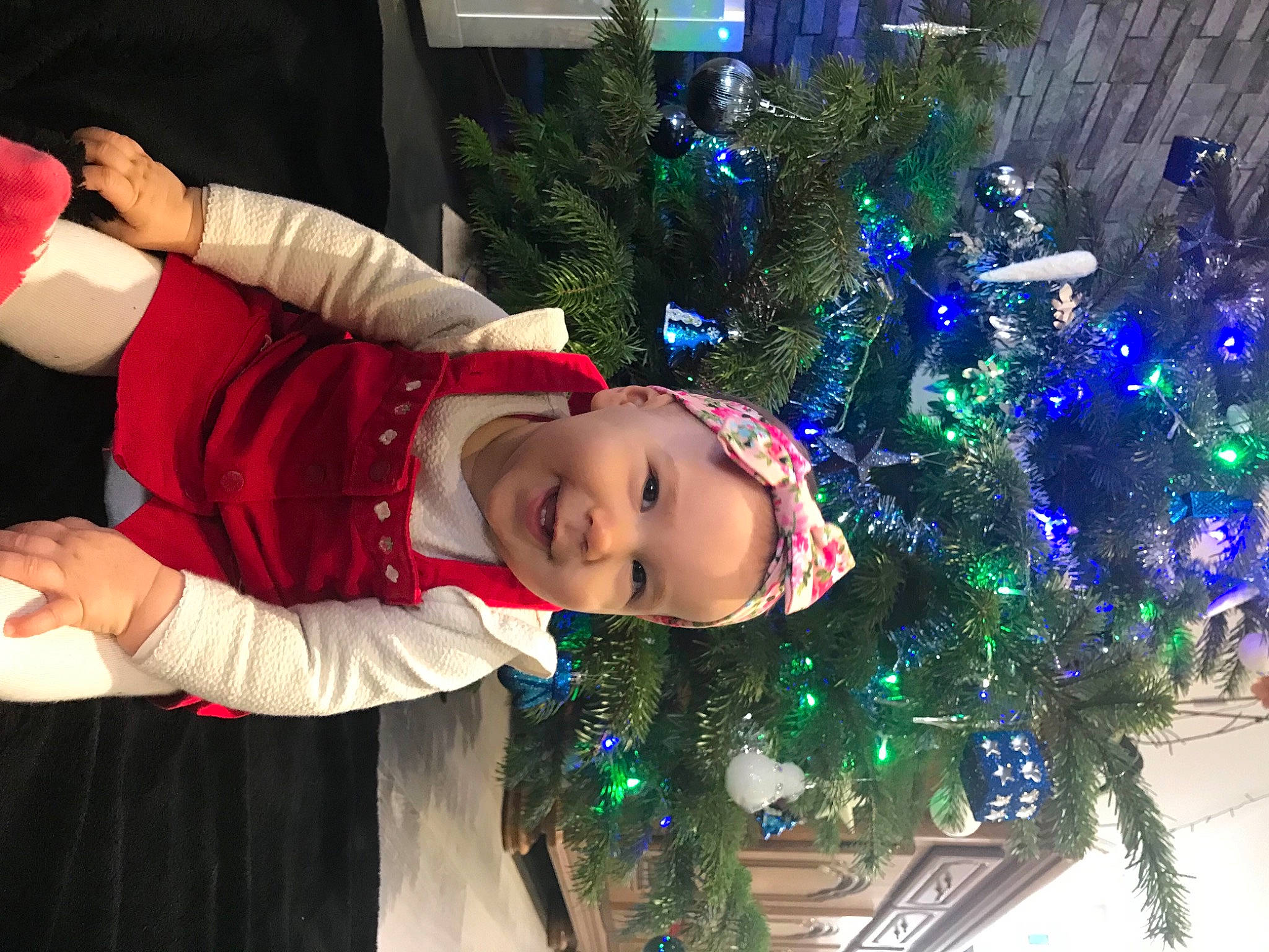 éléna participe au concours pour gagner de l'argent avec cette photo : christmas, christmas_decoration, christmas_eve, christmas_ornament, christmas_tree, conifer, electric_blue, event, evergreen, fun, happy, holiday, holiday_ornament, light, ornament, person, plant, santa_claus, smile, tradition