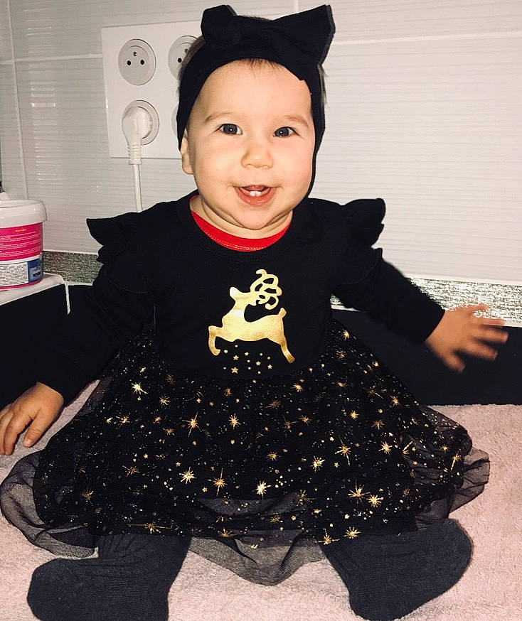 éléna a rejoint le concours — aidez-le/la à gagner de superbes lots ! baby, baby_toddler_clothing, black_hair, cool, fashion_design, finger, gesture, happy, head, headgear, human_body, joy, neck, outerwear, person, shoulder, sleeve, smile, suit, t_shirt