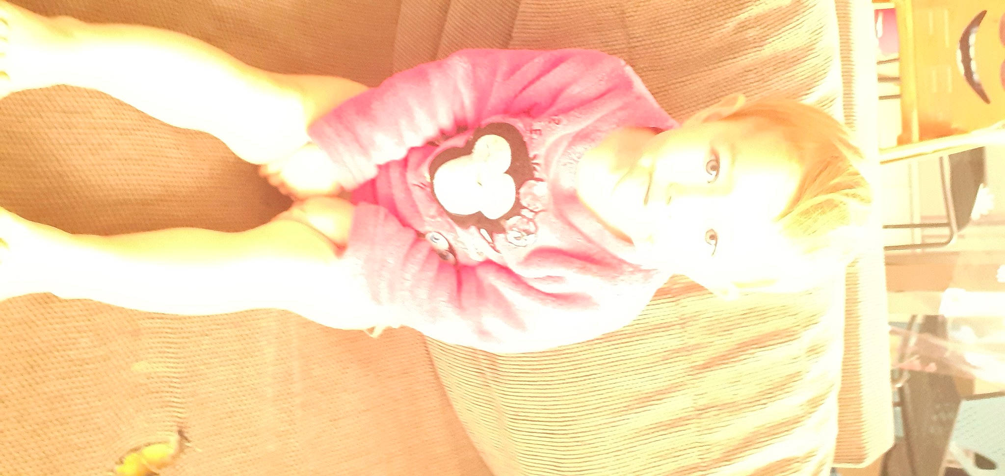 Helena participe au concours pour gagner de l'argent avec cette photo : child, finger, flower, hand, headgear, person, petal, pink, plant, skin