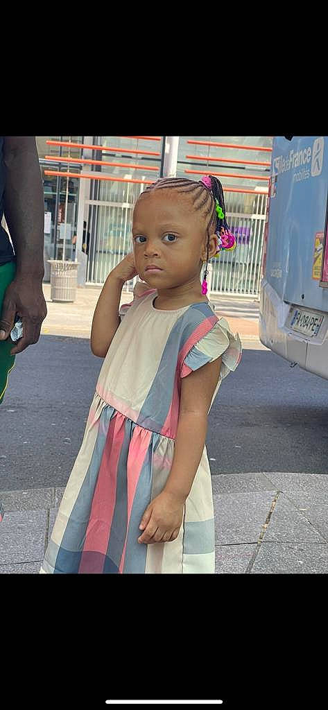 Kadija a rejoint le concours — aidez-le/la à gagner de superbes lots ! asphalt, black_hair, child, costume, eyewear, fun, happy, jewellery, magenta, necklace, pedestrian, person, pink, road, sidewalk, skin, smile, street, toddler, tradition