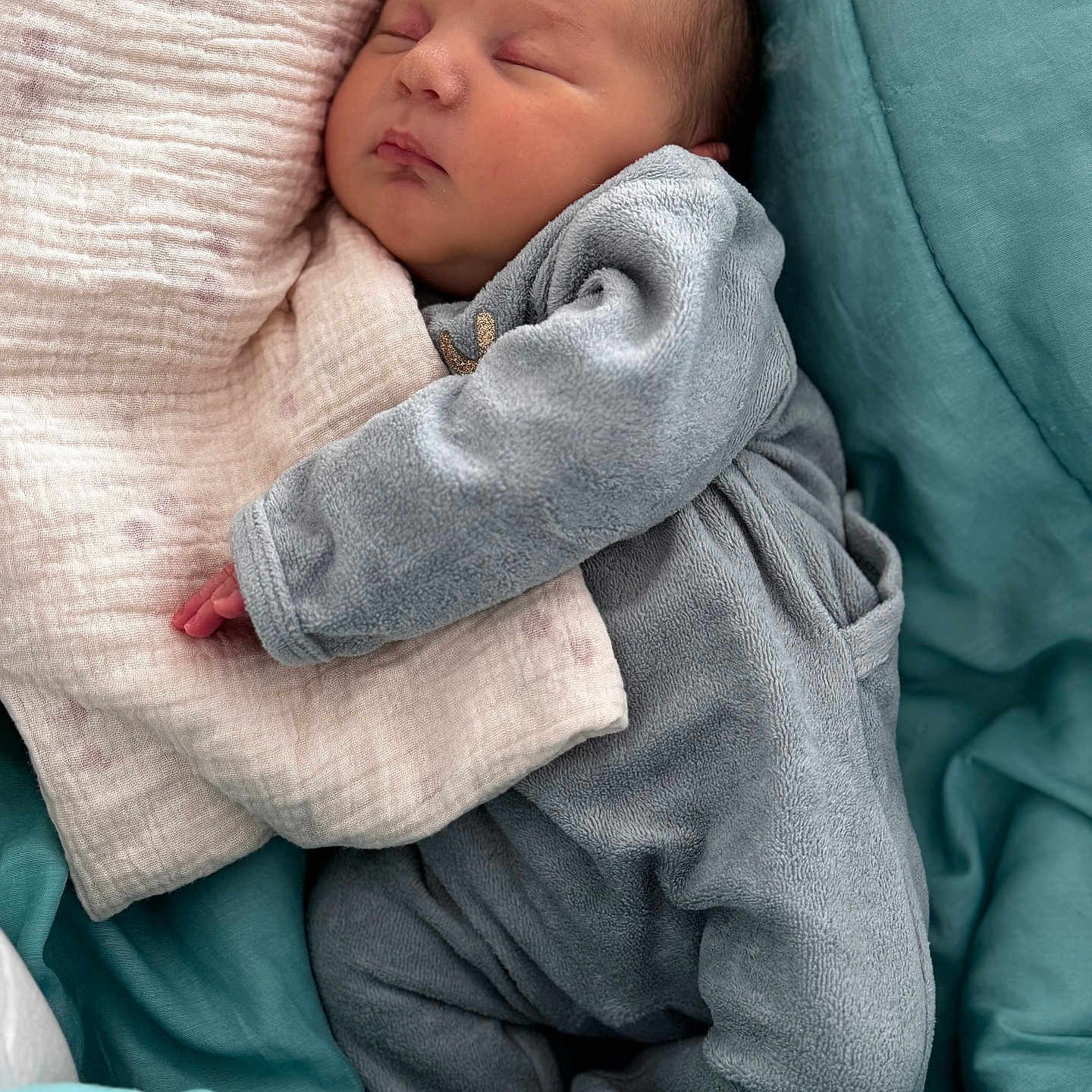 Romy a rejoint le concours — aidez-le/la à gagner de superbes lots ! baby, blanket, blue, child, comfort, cozy, cute, fabric, face, hand, indoors, infant, newborn, onesie, pale_pink, peaceful, portrait, rest, sleeping, soft