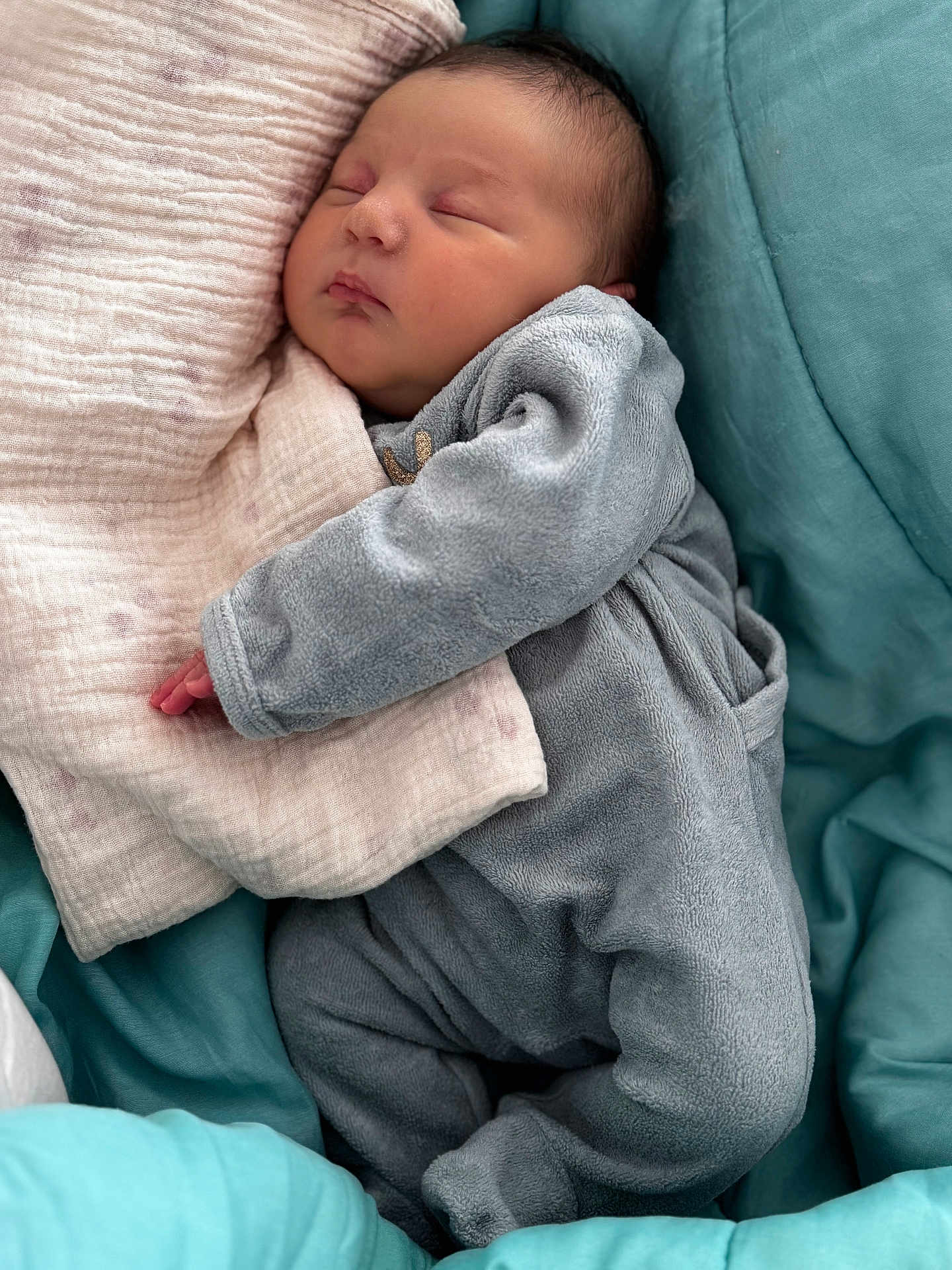 Romy a rejoint le concours — aidez-le/la à gagner de superbes lots ! baby, newborn, sleeping, blanket, onesie, cozy, soft, infant, cute, peaceful, rest, child, face, hand, pale_pink, blue, fabric, comfort, portrait, indoors