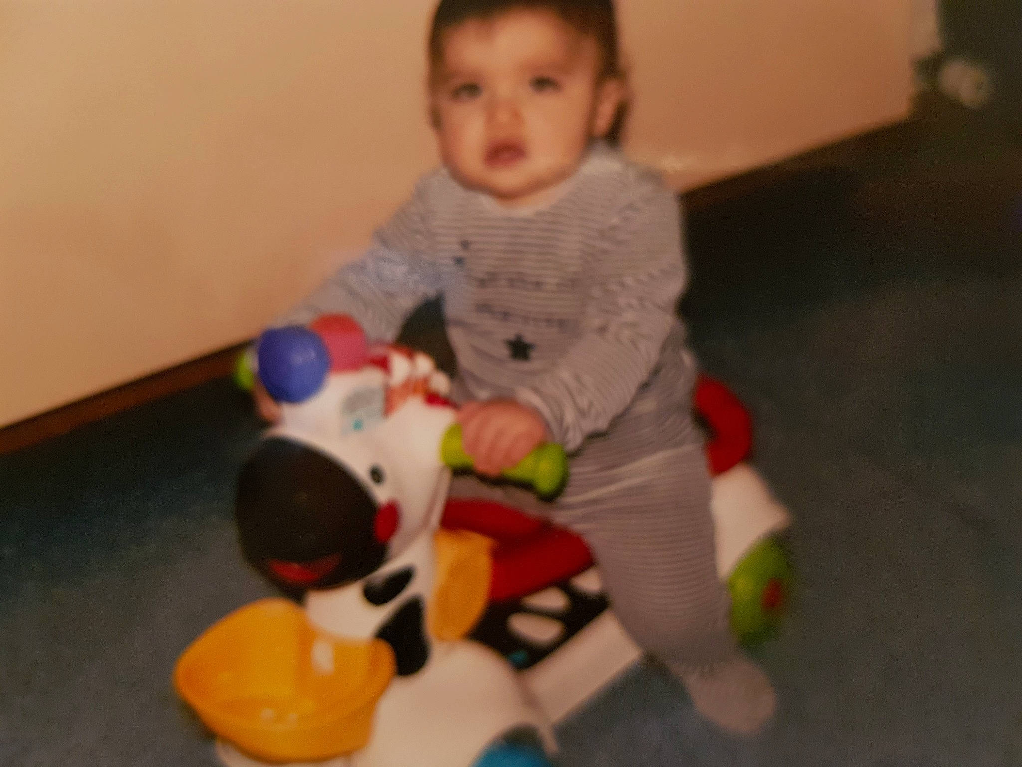 Imrane participe au concours pour gagner de l'argent avec cette photo : baby, baby_toys, child, person, play, playset, toddler, toy