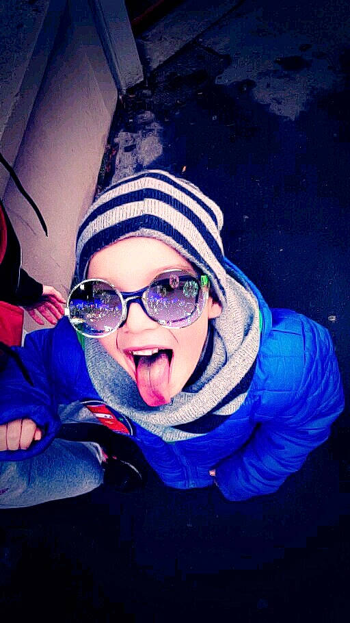 Imrane a rejoint le concours — aidez-le/la à gagner de superbes lots ! blue, cool, electric_blue, eyewear, face, fun, glasses, headwear, person, photography, smile, sunglasses, vision_care