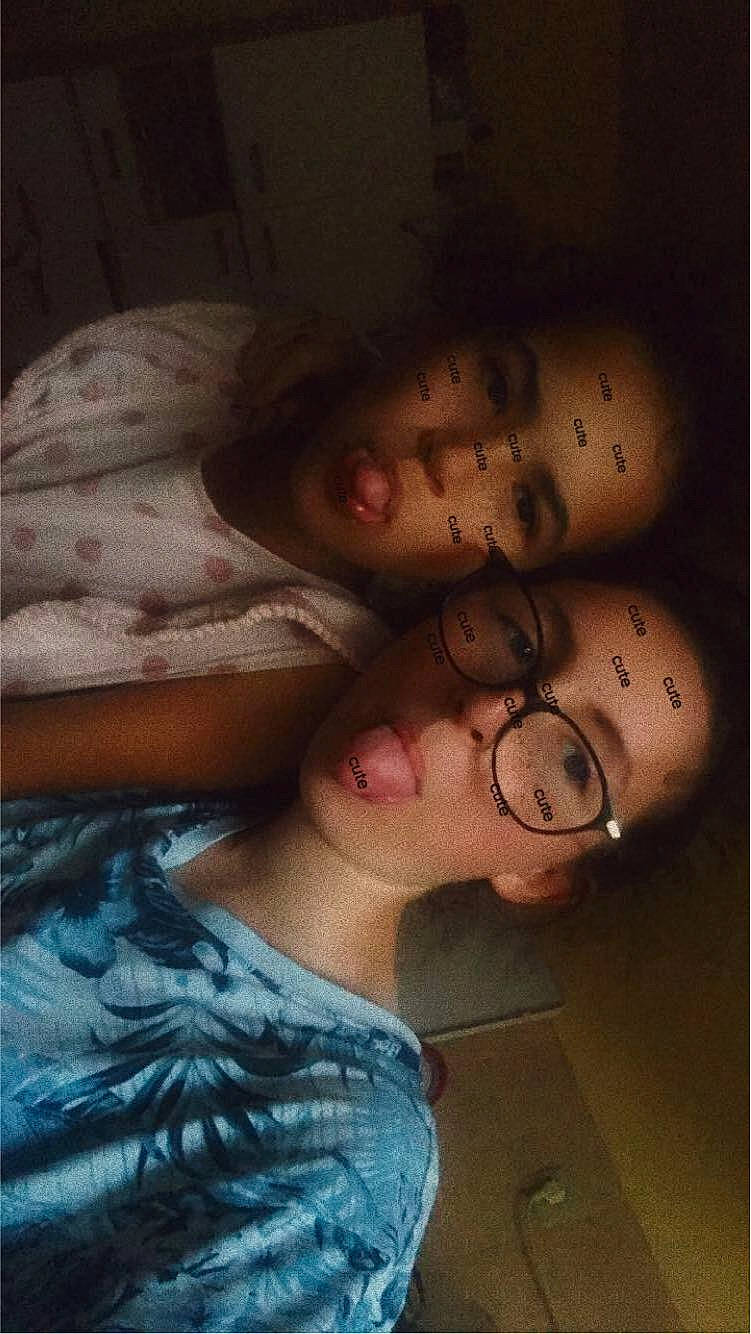 Shyrine participe au concours pour gagner de l'argent avec cette photo : abdomen, barechested, beard, chest, comfort, elbow, eyewear, flesh, foot, fun, gesture, glasses, happy, human_leg, jaw, person, personal_protective_equipment, selfie, sunglasses, t_shirt