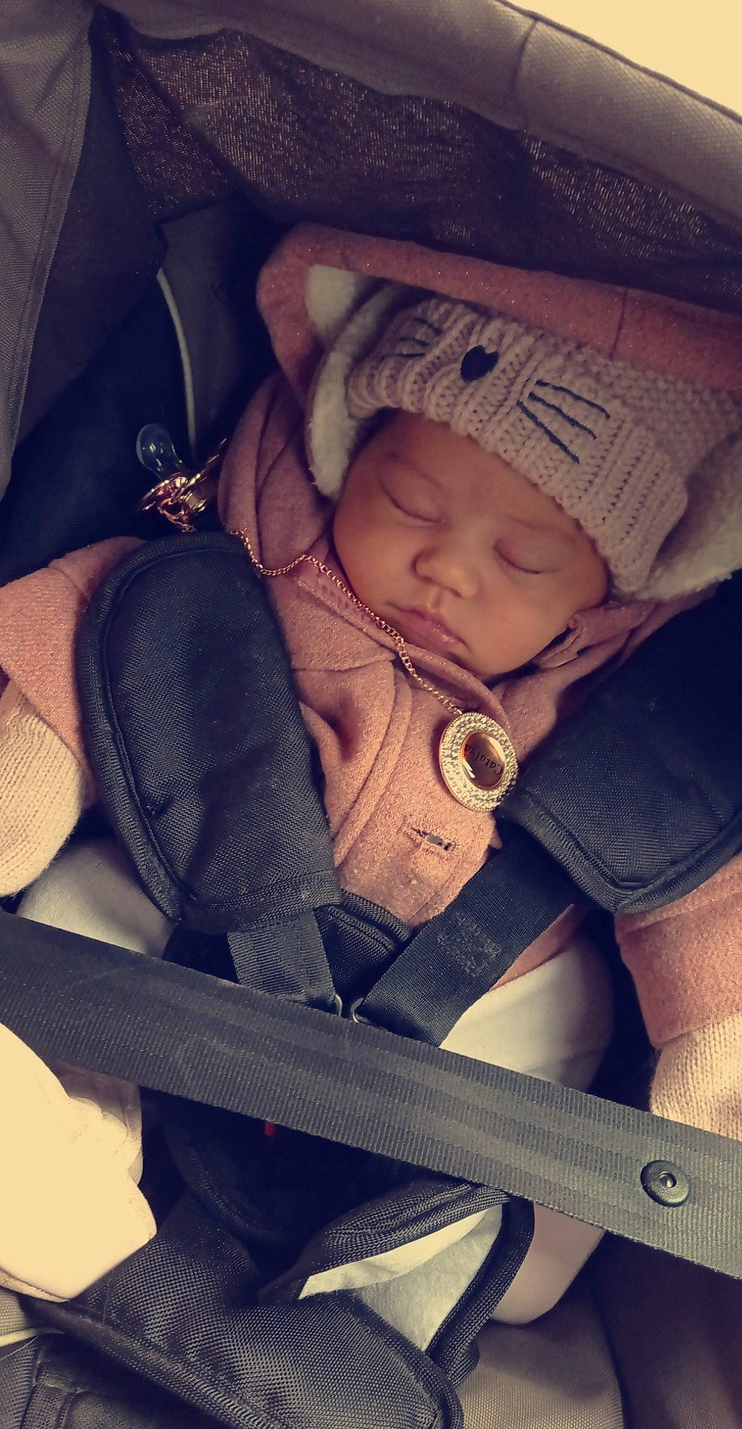 Catalya participe au concours pour gagner de l'argent avec cette photo : baby, baby_in_car_seat, baby_products, baby_safety, baby_sleeping, baby_toddler_clothing, beanie, bedtime, bonnet, car_seat, cheek, child, comfort, headwear, knit_cap, person, product, sleep, toddler