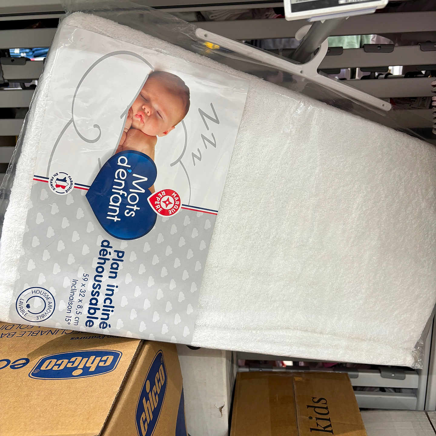 Tao participe au concours pour gagner de l'argent avec cette photo : packaging, baby_mattress, inclined_mattress, store_shelf, cardboard_boxes, product_label, sleeping_baby_image, white_mattress, retail_display, price_tag, chicco_box, baby_product, text, plastic_wrapping, shopping, retail, store, product, infant, baby