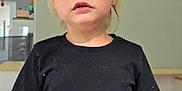 Leo a rejoint le concours — aidez-le/la à gagner de superbes lots ! toddler, child, indoor, black_tshirt, curious, blond_hair, wide_eyes, standing, modern_interior, home, furniture, carpet, person, portrait, casual_clothing, young_child, expression, light_skin, short_sleeves, floor
