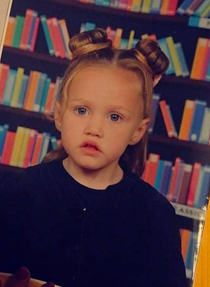 Adèle participe au concours pour gagner de l'argent avec cette photo : bookcase, cheek, chin, cool, ear, electric_blue, eye, eyebrow, eyelash, forehead, fun, hair, hairstyle, happy, iris, lip, nose, person, shelf, t_shirt