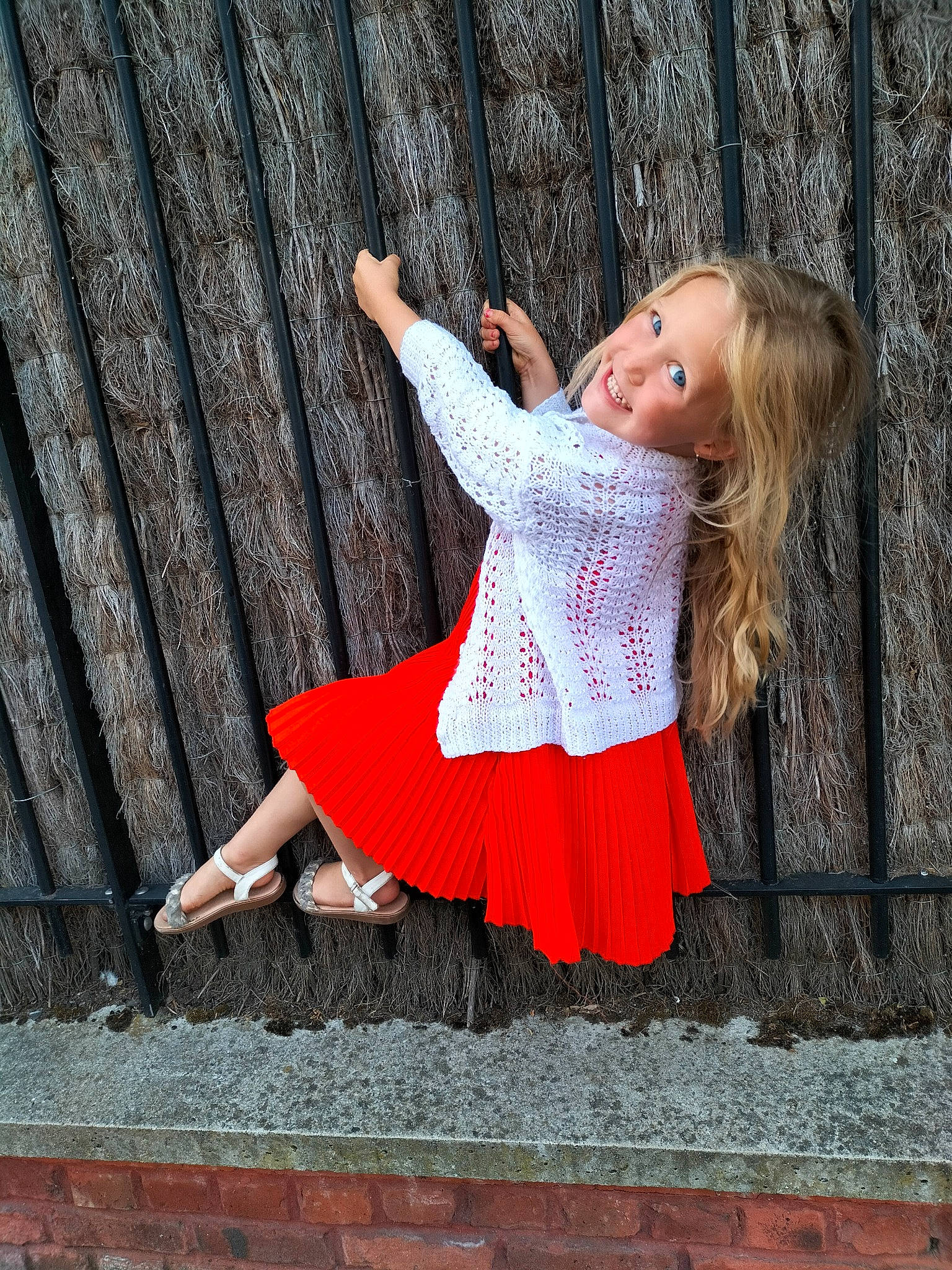 Adèle participe au concours pour gagner de l'argent avec cette photo : flash_photography, hair, happy, head, human_leg, joint, joy, knee, leg, leisure, lip, long_hair, pattern, people_in_nature, person, pink, skin, thigh, toddler, tree