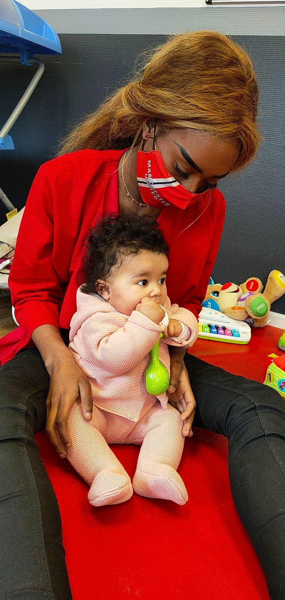 Malia a rejoint le concours — aidez-le/la à gagner de superbes lots ! baby, baby_playing_with_toys, cheek, child, event, facial_expression, fun, hairstyle, hand, happy, human_body, interaction, lap, mouth, person, product, sharing, skin, thigh, toddler