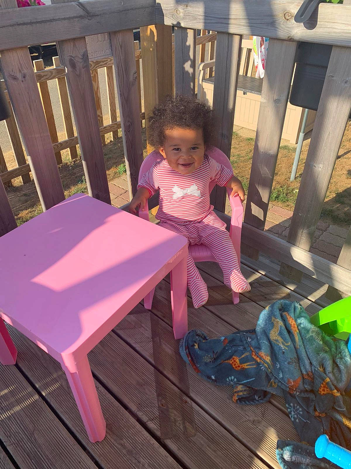 Malia a rejoint le concours — aidez-le/la à gagner de superbes lots ! baby, beauty, child, comfort, flooring, fun, hardwood, joy, leisure, magenta, outdoor_furniture, outdoor_table, person, pink, public_space, rectangle, room, sitting, table, toddler