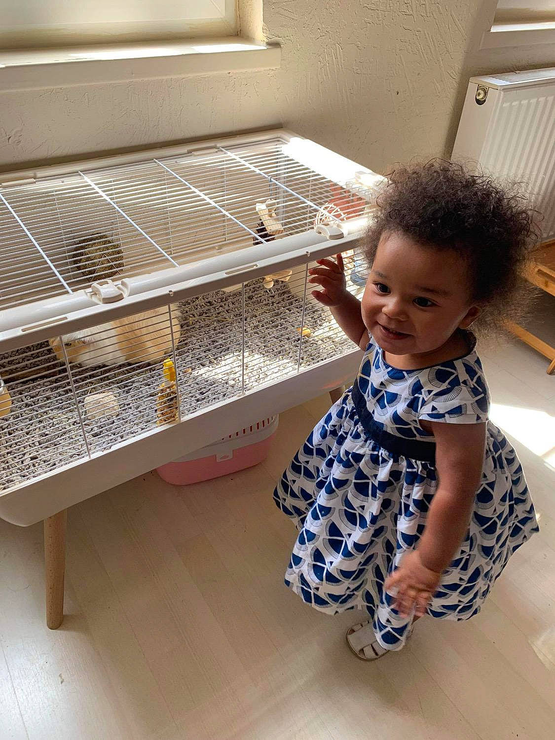 Malia a rejoint le concours — aidez-le/la à gagner de superbes lots ! baby, baby_toddler_clothing, child, composite_material, floor, flooring, gas, happy, hardwood, mesh, metal, pattern, person, pet_supply, rectangle, room, sleeve, smile, t_shirt, toddler