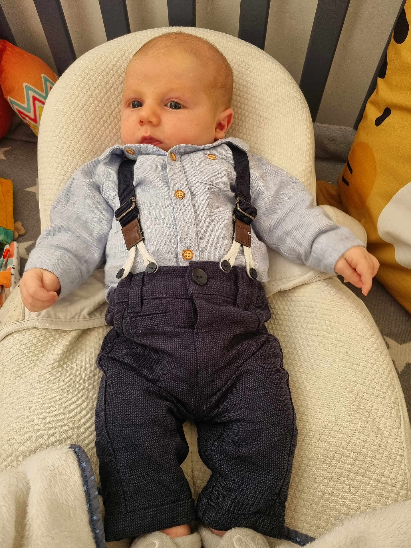 Martin participe au concours pour gagner de l'argent avec cette photo : baby, infant, clothing, suspenders, pants, shirt, blanket, cushion, pillow, indoor, person, child, cute, lying_down, comfortable, soft_texture, home, resting, young, fashion