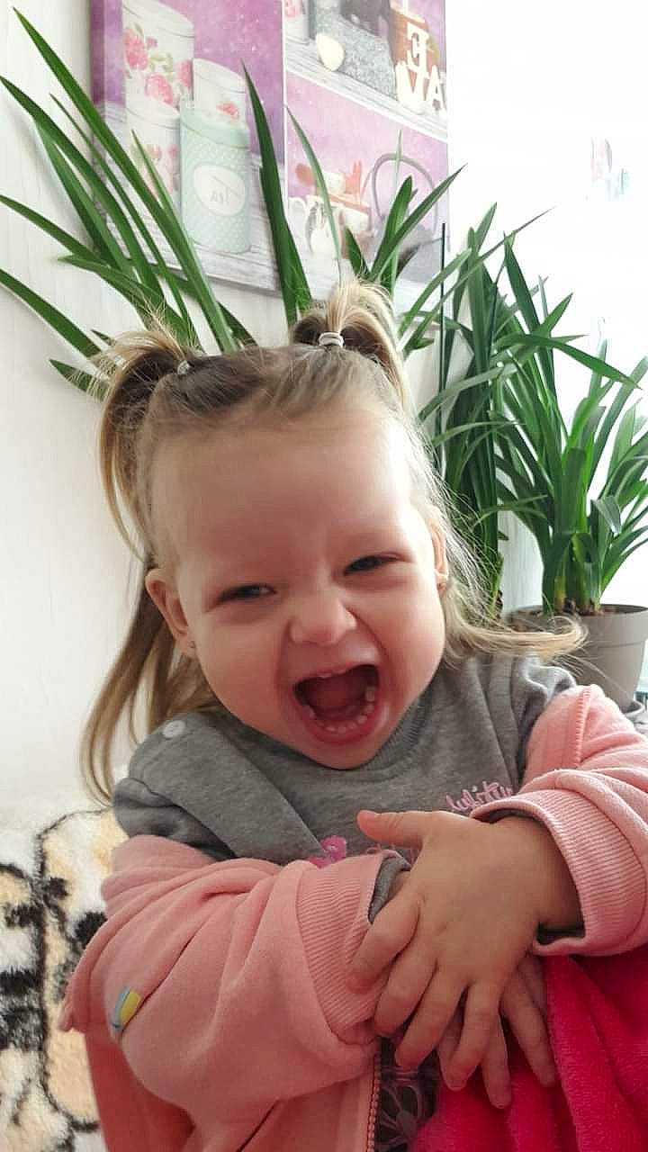 Maelyn a rejoint le concours — aidez-le/la à gagner de superbes lots ! beauty, cheek, comfort, facial_expression, flowerpot, fun, gesture, grass, hairstyle, happy, houseplant, human, lip, nose, person, plant, skin, smile, terrestrial_plant, toddler