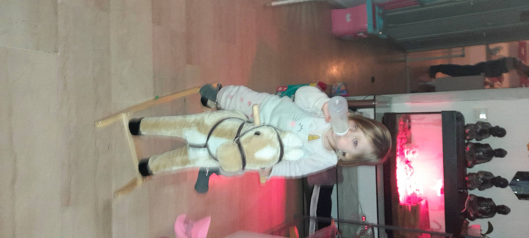 Maelyn a rejoint le concours — aidez-le/la à gagner de superbes lots ! art, baby, child, costume, event, fun, fur, person, room, toddler, under_exposed, wood