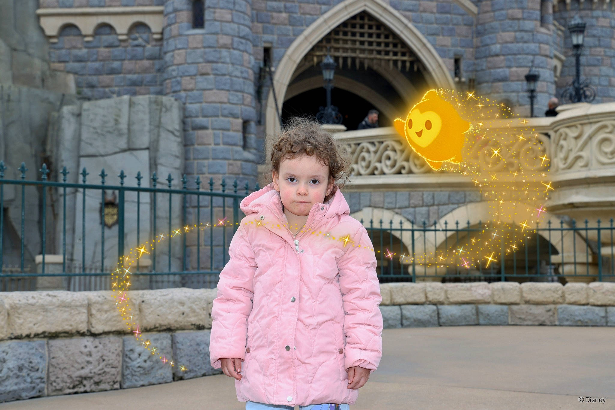 Mary participe au concours pour gagner de l'argent avec cette photo : building, city, facade, fence, freezing, fun, happy, jacket, landmark, leisure, metal, pedestrian, person, plant, temple, toddler, tourism, travel, tree, vacation