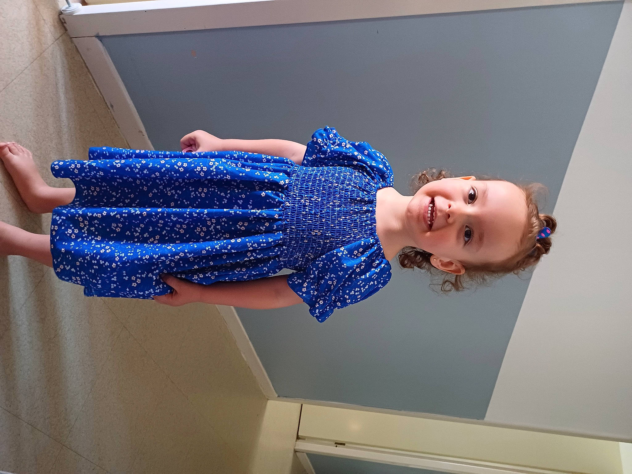 Mary participe au concours pour gagner de l'argent avec cette photo : day_dress, denim, elbow, electric_blue, fashion_accessory, fashion_design, foot, fun, headgear, human_leg, joy, magenta, one_piece_garment, pattern, person, purple, sleeve, thigh, waist, wool