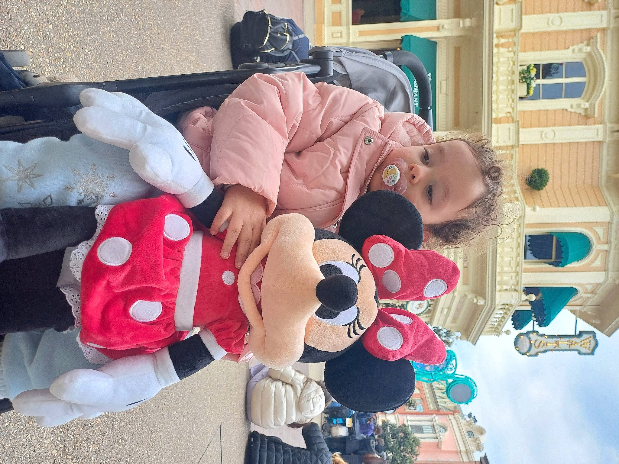 Mary a rejoint le concours — aidez-le/la à gagner de superbes lots ! carmine, child, costume, event, fun, happy, hat, leisure, person, recreation, textile, tradition, tree, vacation, window