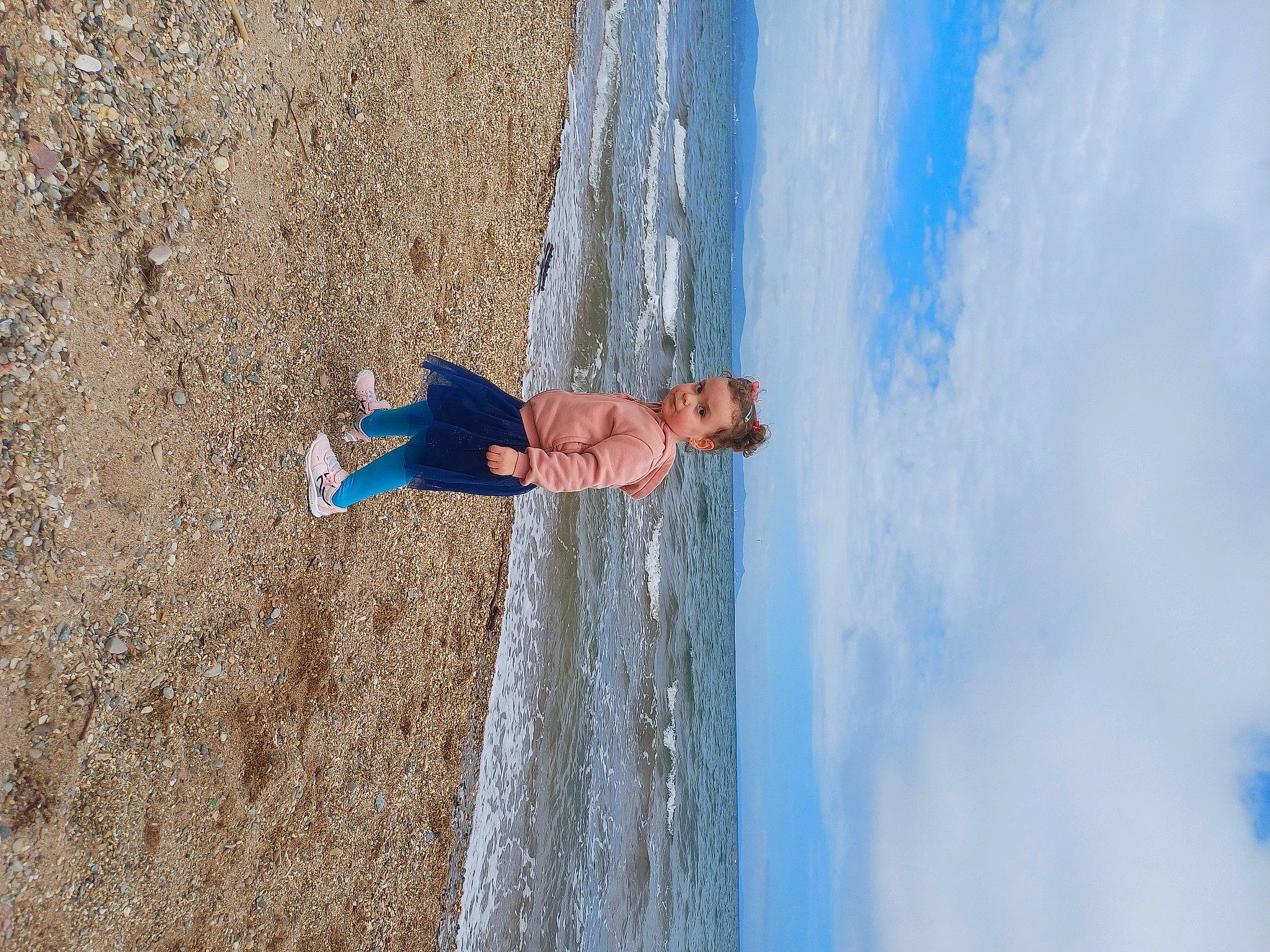 Mary participe au concours pour gagner de l'argent avec cette photo : azure, beach, blue, cloud, coast, electric_blue, fun, human_leg, landscape, leisure, ocean, person, recreation, sand, sea, shadow, sky, water, wave, wind_wave