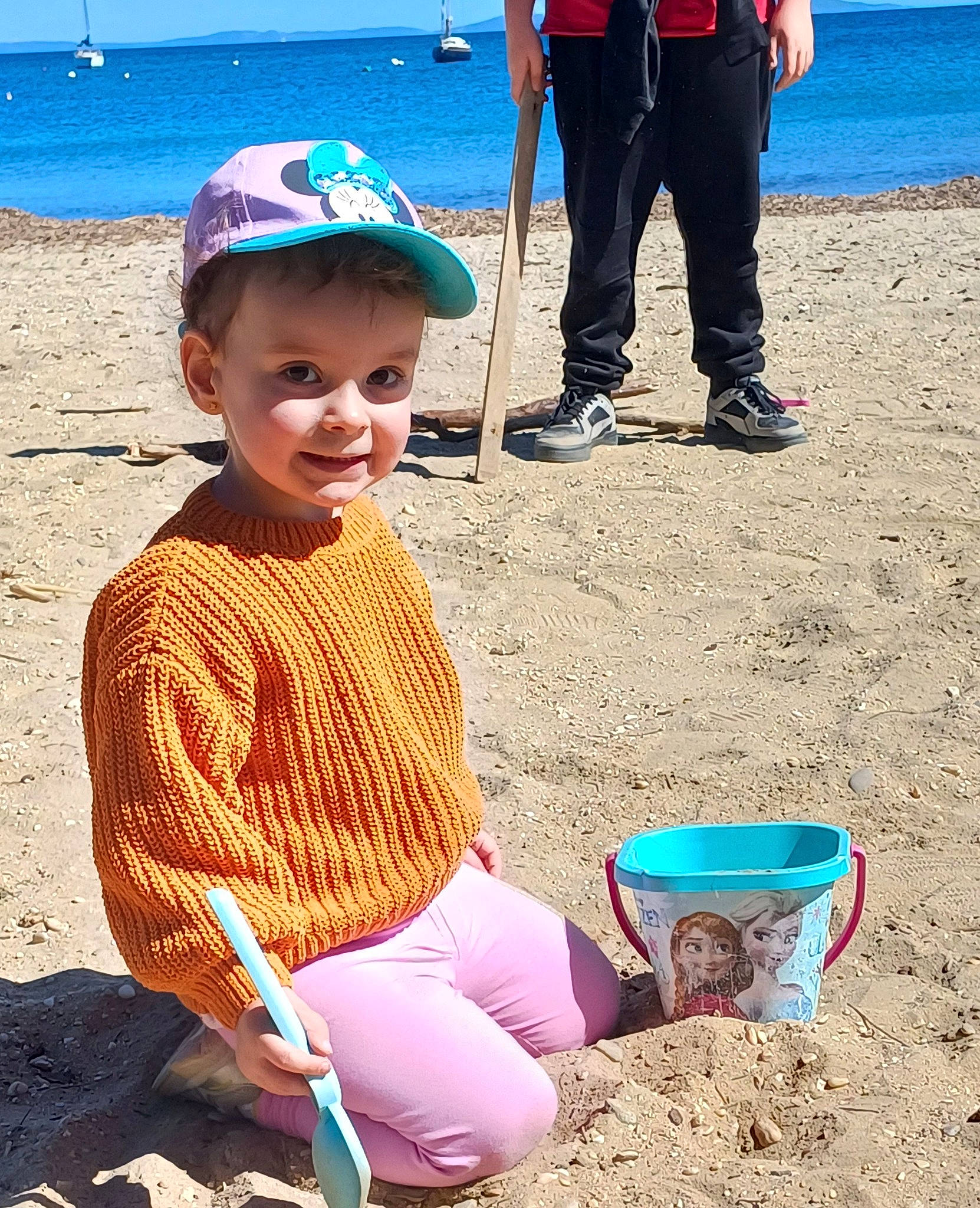 Mary participe au concours pour gagner de l'argent avec cette photo : beach, blue, clothing, fun, hat, joy, leg, leisure, natural_environment, organ, people_in_nature, people_on_beach, person, photograph, sand, shoe, smile, sneakers, summer, toddler