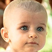 Victoria participe au concours pour gagner de l'argent avec cette photo : baby, child, face, blue_eyes, curious, close_up, portrait, skin, hair, expression, innocent, young, cute, natural_light, outdoor, soft_focus, head, shoulders, person, infant