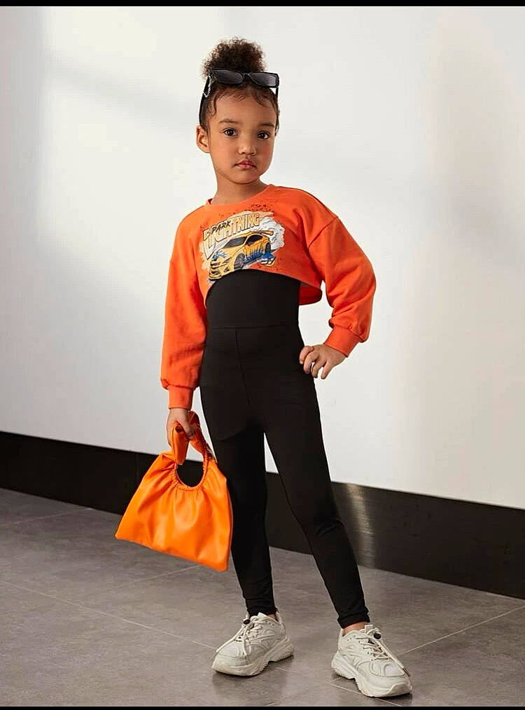 Mounia participe au concours pour gagner de l'argent avec cette photo : bag, denim, electric_blue, event, eyewear, fashion_accessory, fashion_design, fashion_model, footwear, formal_wear, human_leg, knee, luggage_and_bags, orange, person, shoulder, sleeve, sportswear, t_shirt, thigh