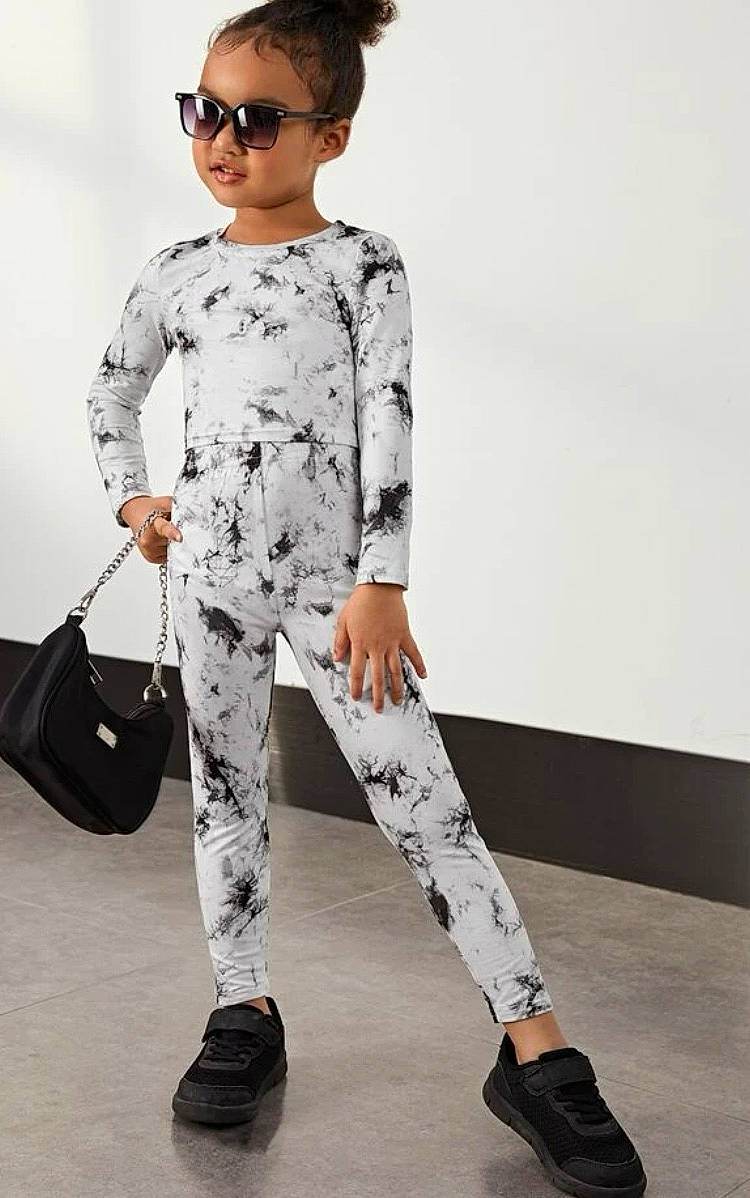 Mounia participe au concours pour gagner de l'argent avec cette photo : blazer, collar, cool, denim, eyewear, fashion_design, goggles, grey, knee, neck, outerwear, person, shoe, shoulder, sleeve, sportswear, style, sunglasses, thigh, vision_care