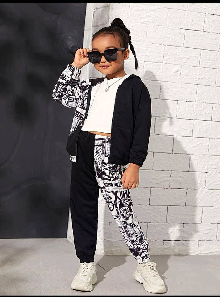 Mounia participe au concours pour gagner de l'argent avec cette photo : arm, blazer, collar, denim, dress_shirt, entertainment, eyewear, fashion_design, fashion_model, footwear, formal_wear, goggles, knee, person, shoe, sleeve, sportswear, sunglasses, t_shirt, vision_care