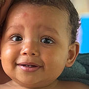 Rhali participe au concours pour gagner de l'argent avec cette photo : baby, child, face, portrait, curly_hair, smile, eyes, skin, closeup, expression, happy, person, head, infant, cute, indoors, young, human, toddler, parent