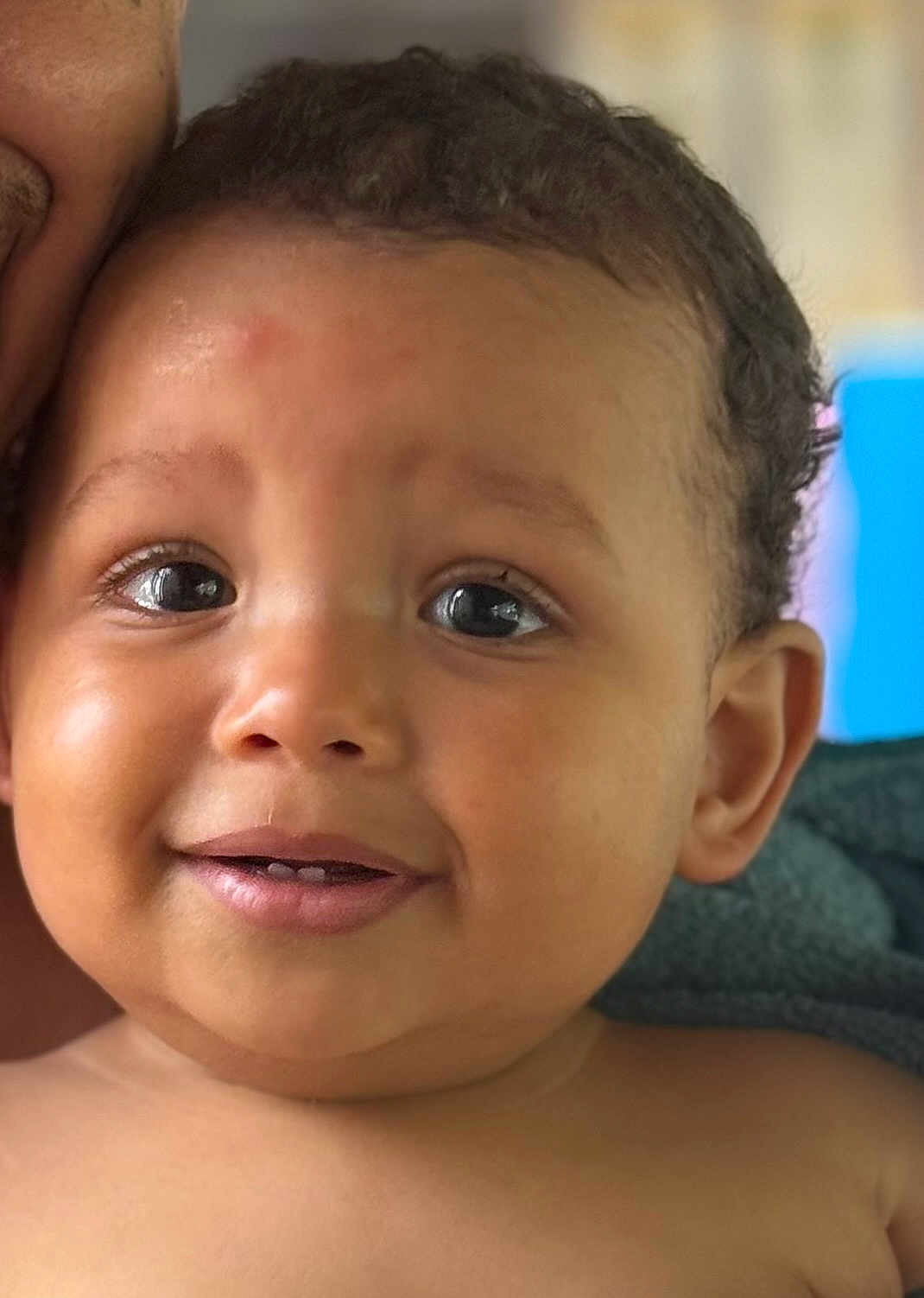 Rhali participe au concours pour gagner de l'argent avec cette photo : baby, child, face, portrait, curly_hair, smile, eyes, skin, closeup, expression, happy, person, head, infant, cute, indoors, young, human, toddler, parent