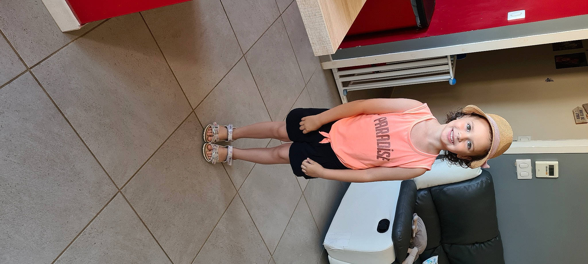 Louane a rejoint le concours — aidez-le/la à gagner de superbes lots ! arm, automotive_design, calf, dress, elbow, finger, flooring, human_leg, joint, joy, knee, leg, person, sandal, shoulder, sneakers, street_fashion, thigh, tire, waist