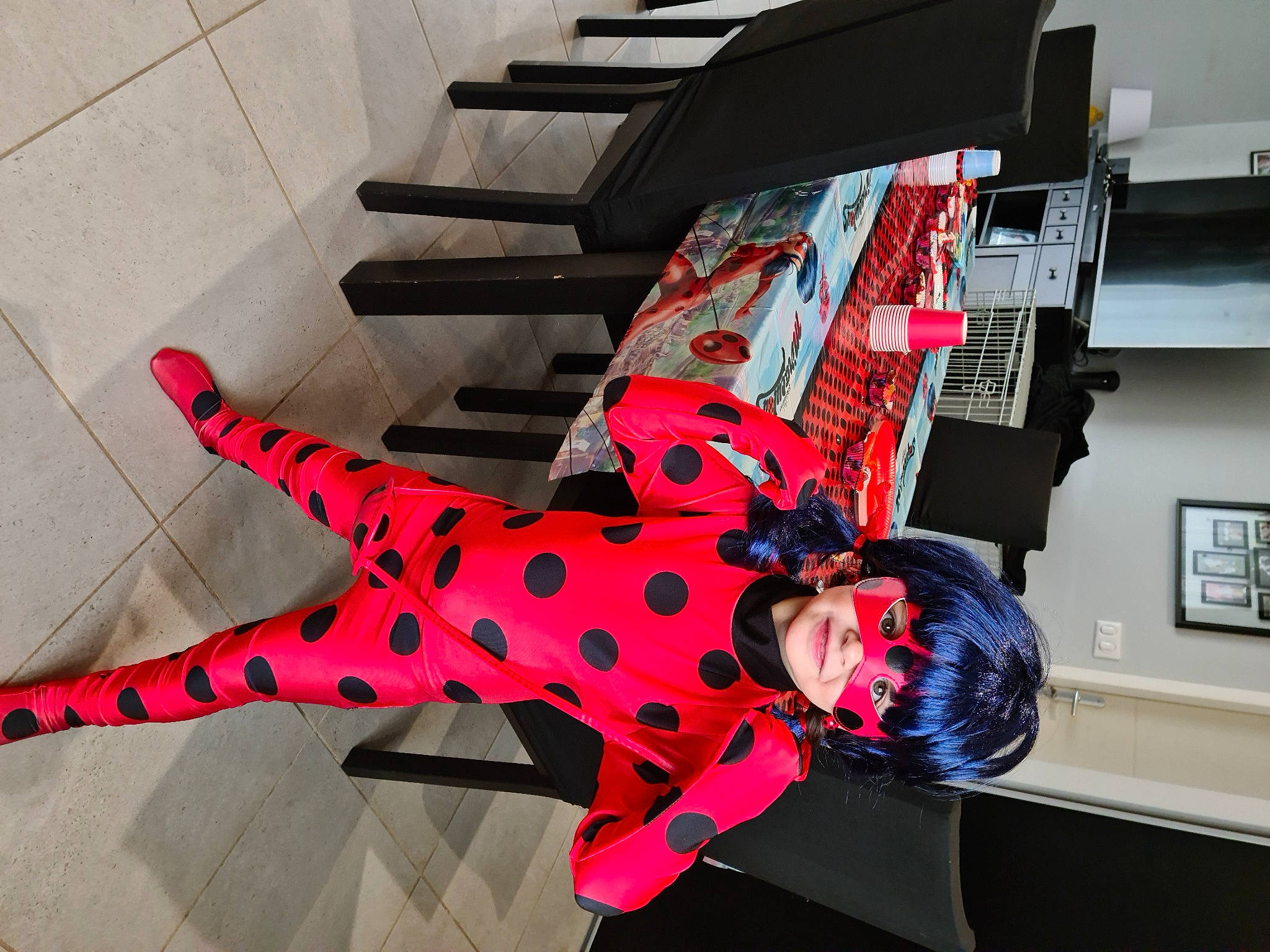 Louane a rejoint le concours — aidez-le/la à gagner de superbes lots ! automotive_design, boot, carmine, cosplay, dance, entertainment, event, fashion_design, fictional_character, flooring, fun, human_leg, knee, musical_instrument, pattern, performance_art, performing_arts, person, picture_frame, red