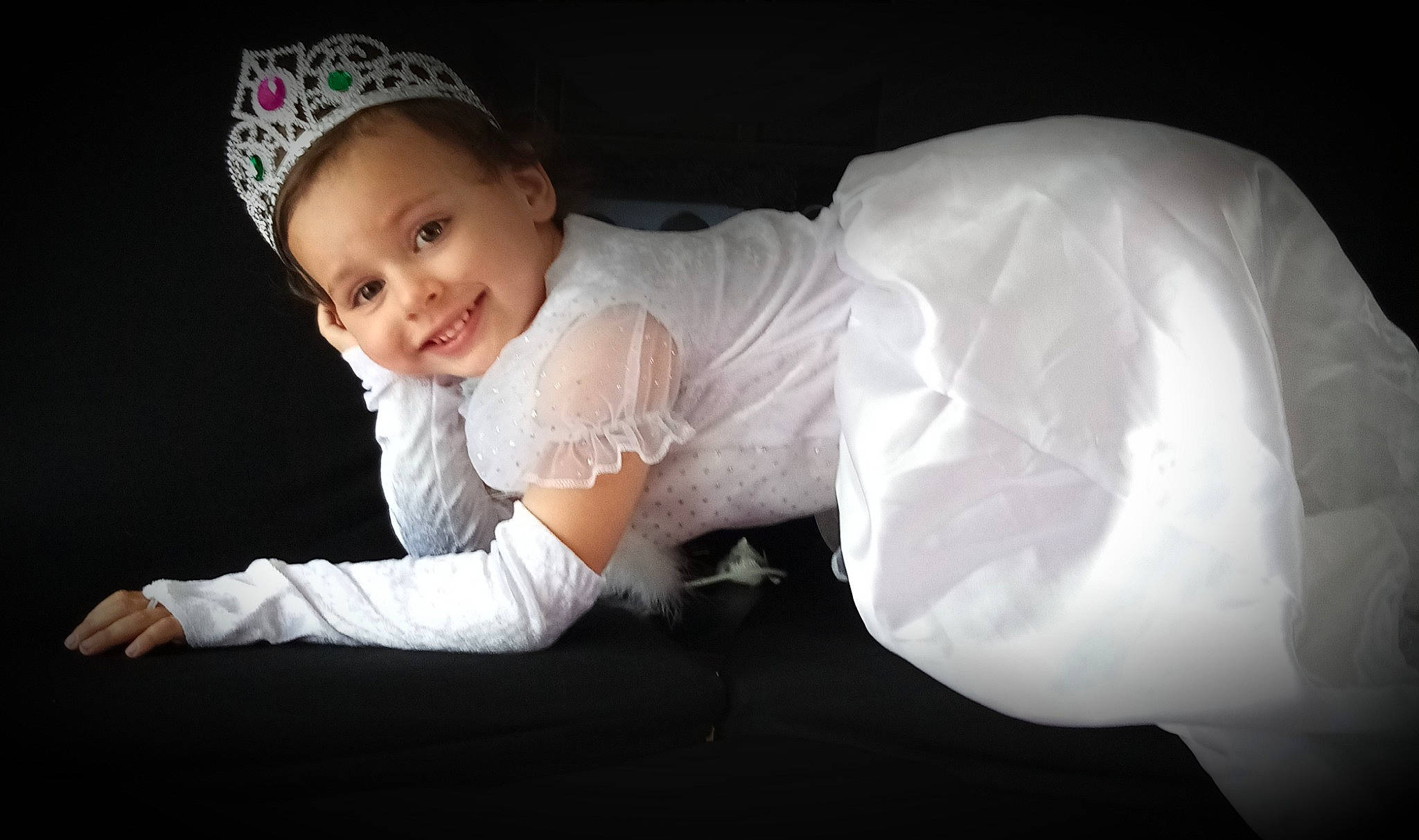 Louane a rejoint le concours — aidez-le/la à gagner de superbes lots ! baby, cap, dress, facial_expression, flash_photography, fun, gesture, hairstyle, happy, hat, headgear, human_body, joy, person, plant, skin, sleeve, smile, standing, toddler