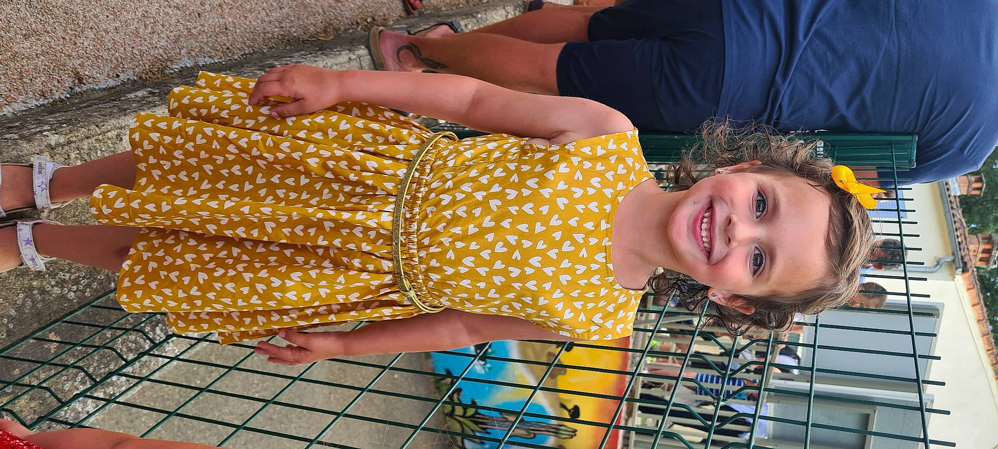 Louane a rejoint le concours — aidez-le/la à gagner de superbes lots ! abdomen, child, fun, grass, happy, human, human_leg, joy, leisure, pattern, people_in_nature, person, photograph, plaid, smile, snapshot, sunglasses, tartan, thigh, trunk