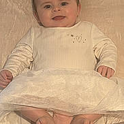 Talya a rejoint le concours — aidez-le/la à gagner de superbes lots ! adorable, baby, blanket, child, cozy, cute, face, feet, hands, happy, heart_design, indoors, infant, lying_down, portrait, smiling, soft_texture, toddler, white_outfit, young_child