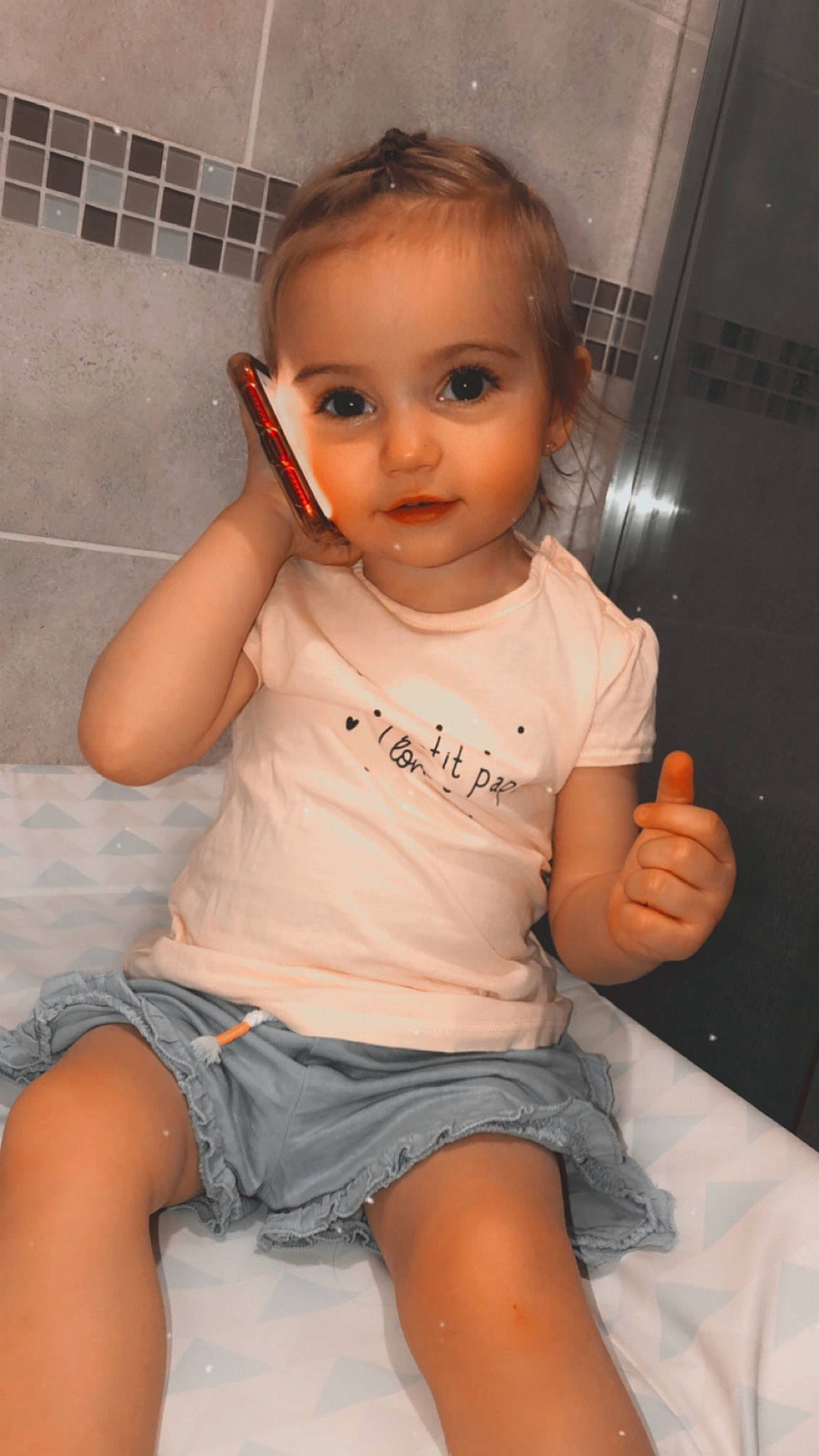 Mahëlia participe au concours pour gagner de l'argent avec cette photo : baby, cheek, child, person, sitting, skin, thumb, toddler