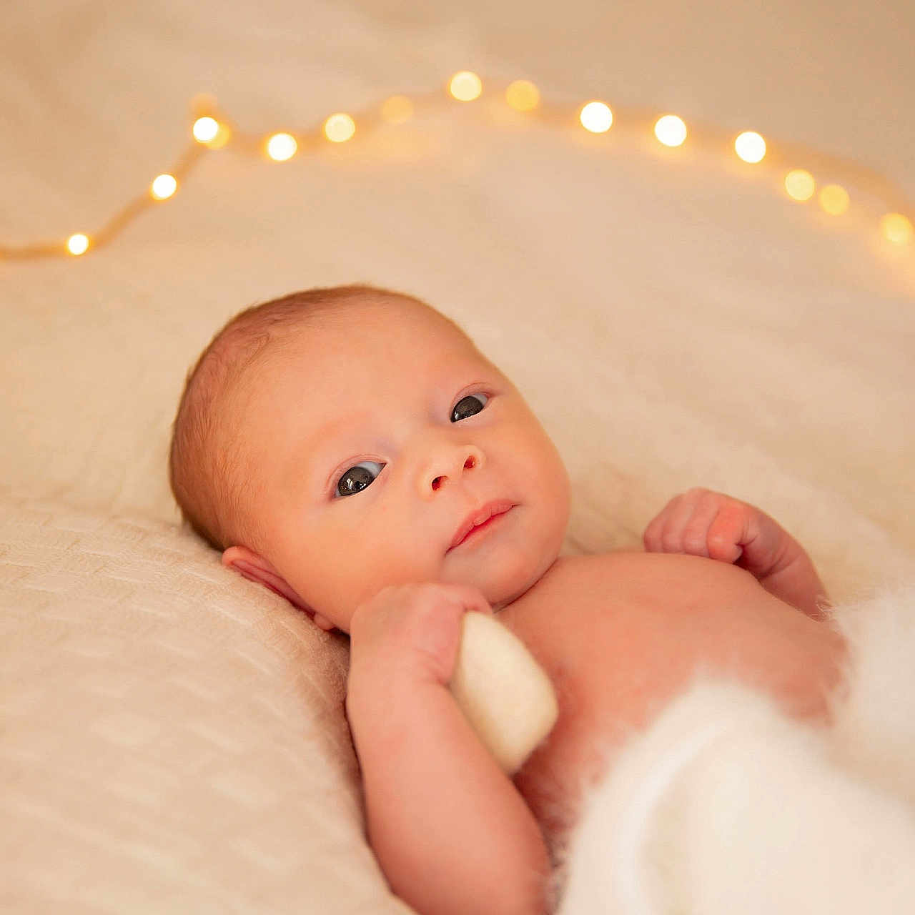 Louis a rejoint le concours — aidez-le/la à gagner de superbes lots ! baby, bed, bedroom, blanket, bodypart, crib, face, finger, furniture, hand, happy, head, indoors, infantbed, newborn, person, photography, portrait, room, smile