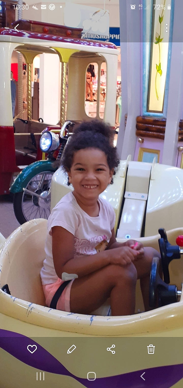 Lina participe au concours pour gagner de l'argent avec cette photo : child, fun, happy, human_leg, joy, lap, leg, leisure, organ, people, person, photograph, recreation, skin, smile, snapshot, thigh, tire, toddler, travel