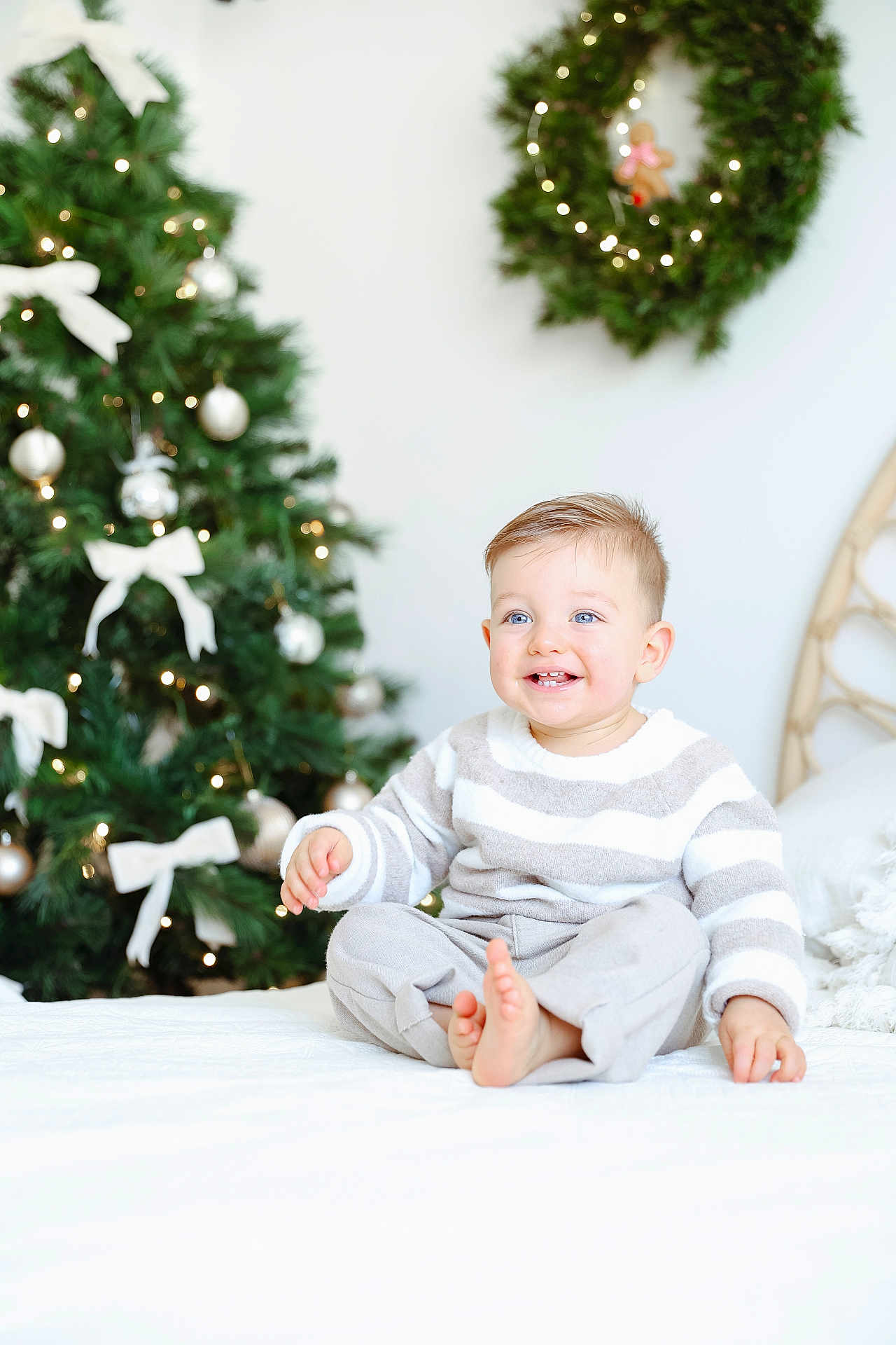 Sasha participe au concours pour gagner de l'argent avec cette photo : bed, blue_eyes, child, christmas_tree, cozy, cute, decorations, festive, happy, holiday_decor, holiday_lighting, home, indoor, portrait, seasonal, smile, striped_sweater, toddler, white_bedspread, wreath