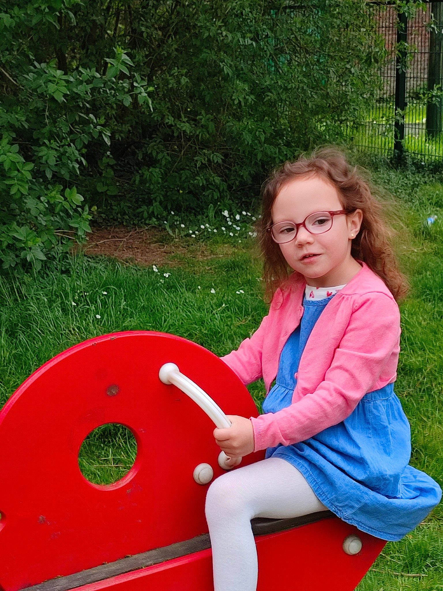 Amélie a rejoint le concours — aidez-le/la à gagner de superbes lots ! baby_toddler_clothing, botany, child, electric_blue, fun, garden, grass, happy, lap, lawn, leaf, leisure, outdoor_play_equipment, people_in_nature, person, plant, recreation, sitting, thigh, toddler