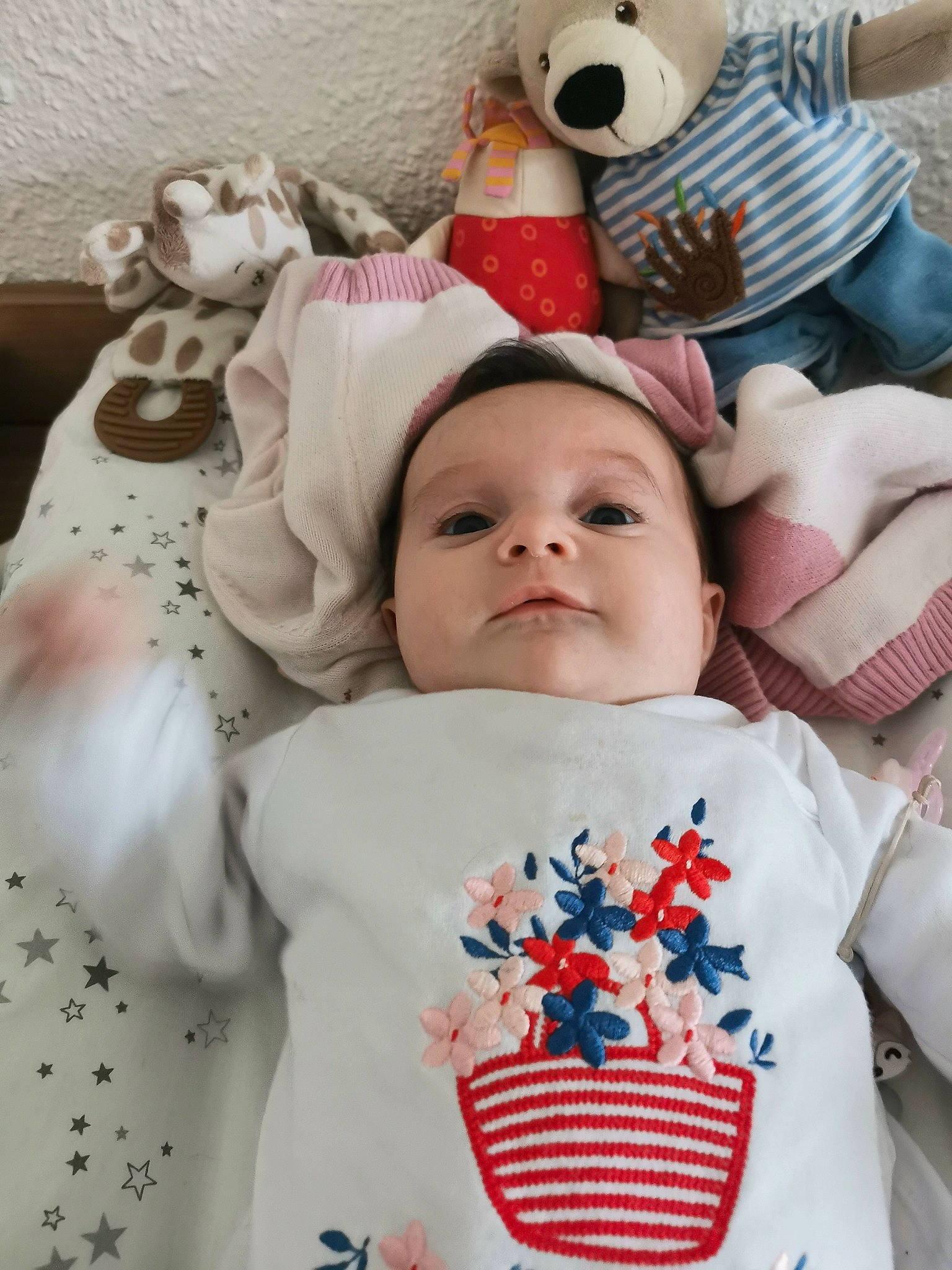 Kalya participe au concours pour gagner de l'argent avec cette photo : baby, baby_toddler_clothing, cheek, child, comfort, face, facial_expression, happy, headgear, linens, mammal, mouth, person, photograph, pink, product, sleeve, smile, textile, toddler