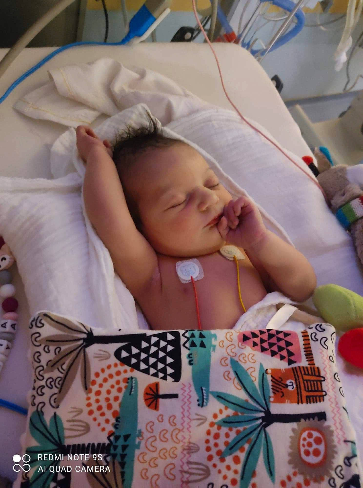 Kalya a rejoint le concours — aidez-le/la à gagner de superbes lots ! baby, baby_products, baby_sleeping, baby_toddler_clothing, bedtime, child, comfort, event, eyelash, happy, health_care, hospital, linens, medical_procedure, pattern, person, product, room, service, textile