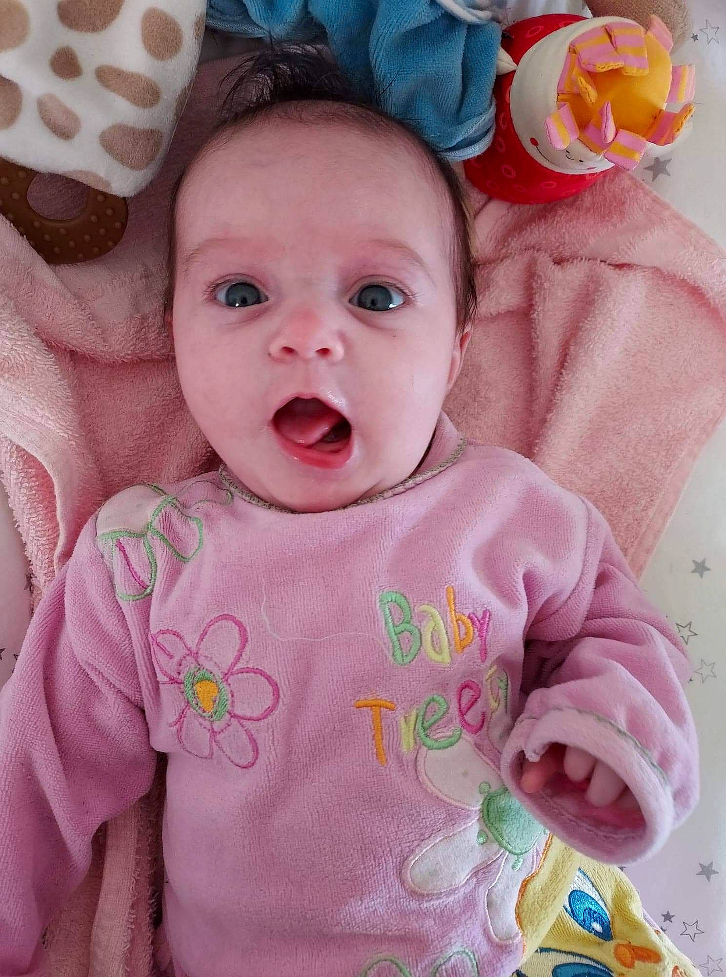 Kalya a rejoint le concours — aidez-le/la à gagner de superbes lots ! baby, baby_toddler_clothing, cheek, comfort, eye, face, happy, head, human_body, iris, lip, mouth, nose, organ, person, pink, skin, sleeve, textile, toddler