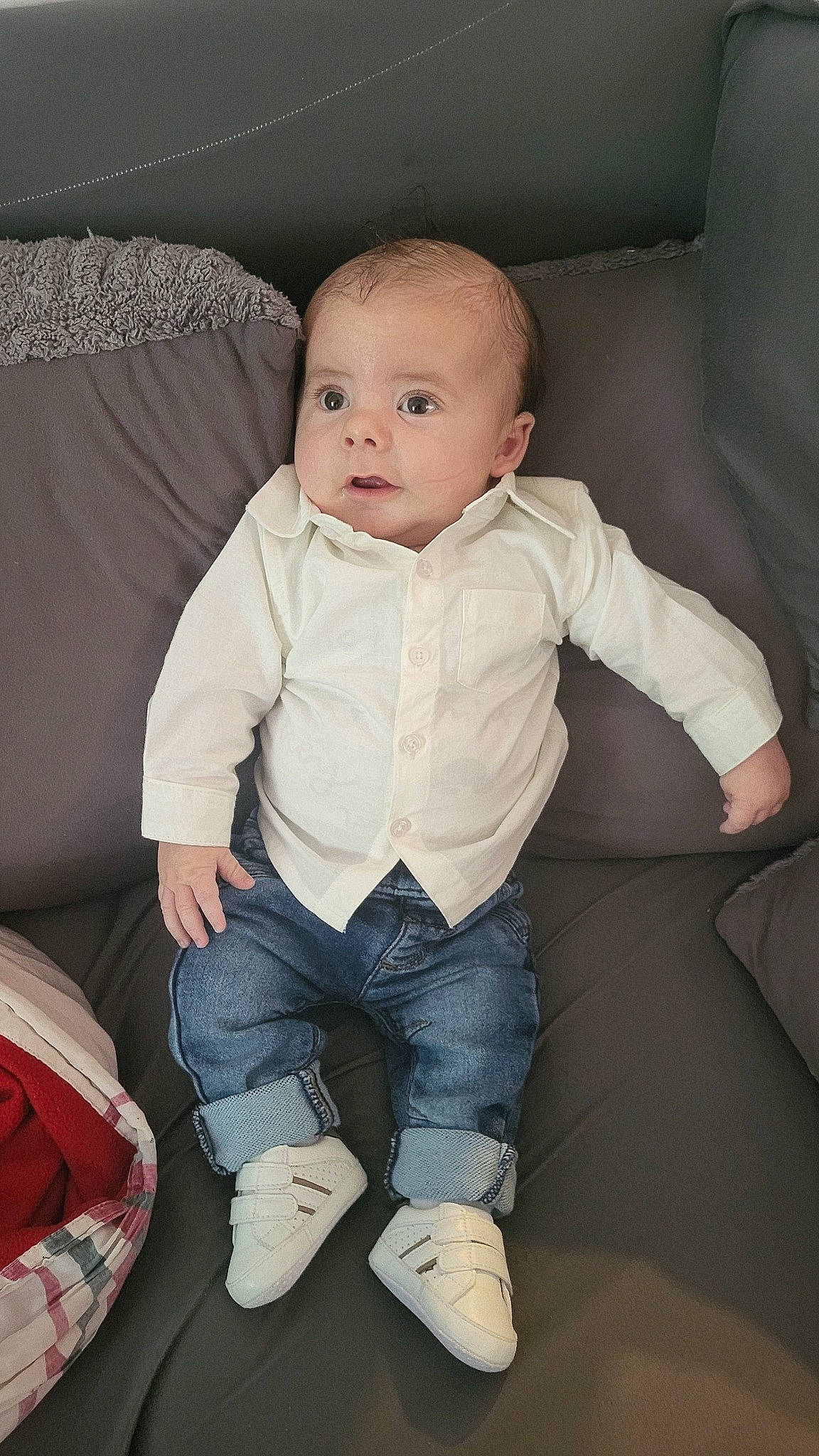 Diego participe au concours pour gagner de l'argent avec cette photo : baby, baby_toddler_clothing, cheek, child, comfort, couch, finger, flash_photography, foot, fun, knee, lap, pattern, person, room, sitting, sleeve, sock, toddler